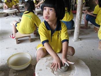 Vuốt nặn vẽ, sản phẩm du lịch độc đáo của làng gốm sứ Bát Tràng
