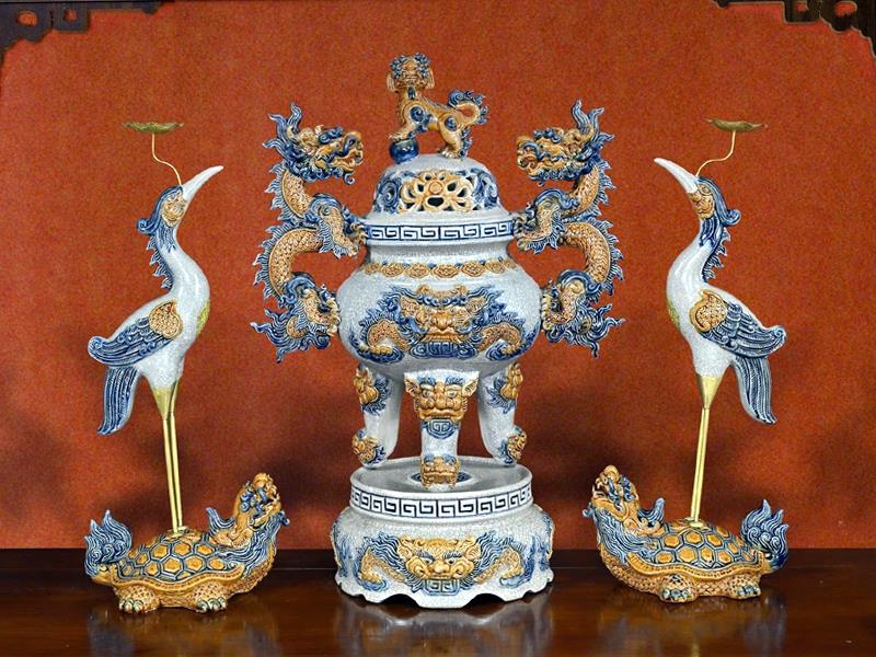 Bộ đỉnh thờ men rạn và đôi hạc thờ sứ Bát Tràng