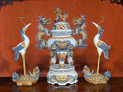 Bộ đỉnh thờ men rạn và đôi hạc thờ sứ Bát Tràng