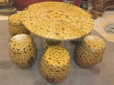 Bộ bàn ghế màu vàng khắc hoa