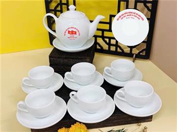 Bộ ấm chén được giới thiệu để xã Hoa Viên - Hà Nội làm quà tặng đại hội đảng cấp xã