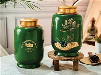Hũ đựng trà sứ Bát Tràng giới thiệu làm quà tặng đại hội đảng bộ xã Vật Lại - Hà Nội