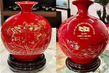 Bình hút tài lộc sứ Bát Tràng được giới thiệu làm quà tặng đại hội đảng bộ phường Vũ Ninh và Hợp Lĩnh -Bắc Ninh