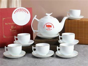 Quà tặng bộ ấm chén cao cấp Bát Tràng làm quà tặng đại hội xã Đoài Phương - Hà Nội