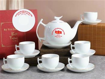 Quà tặng được giới thiệu cho đại hội đảng bộ xã Tùng Thiện - Hà Nội