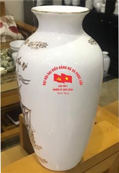 Lọ hoa sứ Bát Tràng được giới thiệu làm quà tặng đại hội đảng xã Phúc Lộc